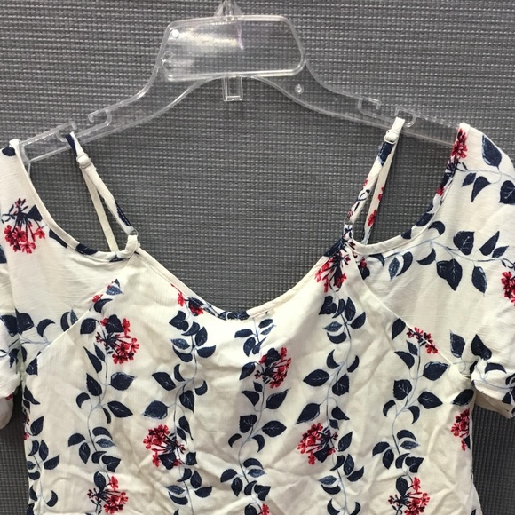 Langlock Cold Shoulder top - Picture 5 of 7